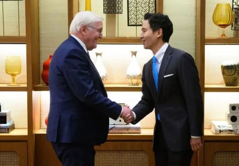 Der deutsche Präsident Steinmeier bemerkte, dass diese Zeit eine bedeutende Zeit für Thailand sei, das freier und demokratischer werde, wie die Wahlen zeigten. Dies spiegelt Thailands stabile Grundlage demokratischer Praktiken wider. Präsident Steinmeier brachte außerdem zum Ausdruck, dass Deutschland sich dafür einsetzt, die Zusammenarbeit zwischen den beiden Ländern in Bereichen wie Handel, Investitionen und Tourismus voranzutreiben