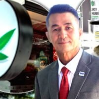 Das neue Gesetz des Gesundheitsministers zielt auf den Freizeitkonsum ab und stellt das Erbe von Bhumjaithai in Frage. Minister Cholnan stellt strenges Cannabisgesetz vor, das den Freizeitkonsum unterbindet. Die derzeitige liberale Ordnung ist gefährdet, da die Beschlagnahmungen im Inland die Diskussion erschweren und Thailands internationale Verpflichtungen wieder einführen.