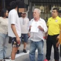 Ein 22-jähriger deutscher Staatsbürger erbeutete 86.000 Baht von einem Hotelschalter in Patong, Phuket. Der dreiste Dieb konnte sich ein freches Grinsen in die Überwachungskamera nicht verkneifen, bevor er in der Nacht verschwand. Die Polizei hat gestern Abend in Patong den hinterlistigen Dieb, der als Mohamed Yassine Zariouh identifiziert wurde, festgenommen. Das Provinzgericht Phuket hatte einen Haftbefehl gegen ihn erlassen.