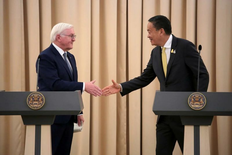 Laut Premierminister Srettha Thavisin hat Deutschland zugesagt, seinen Anteil am Elektrofahrzeugsektor (EV) in Thailand zu erhöhen und damit den Weg für die Entwicklung des Landes zu einem regionalen EV-Hub zu ebnen. Diese Ankündigung erfolgte während einer Pressekonferenz am Donnerstag im Anschluss an ein Gespräch mit dem deutschen Bundespräsidenten Frank Walter Steinmeier, der sich auf einem dreitägigen offiziellen Besuch in Thailand befindet und am Freitag zu Ende geht.