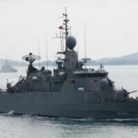 Die HTMS „Sukhothai“ ist im März vorletzten Jahres bei einer jährlichen Militärübung auf dem Marinestützpunkt Sattahip in Chon Buri zu sehen, als es Torpedos abfeuerte. Die Korvette sank am Sonntag. Die Joint United States Military Advisory Group Thailand (Jusmagthai) hat der Royal Thai Navy (RTN) eine zweite Warnung über Bergungsarbeiten an der in den USA gebauten HTMS Sukhothai übermittelt, die 2022 im Golf von Thailand gesunken ist.