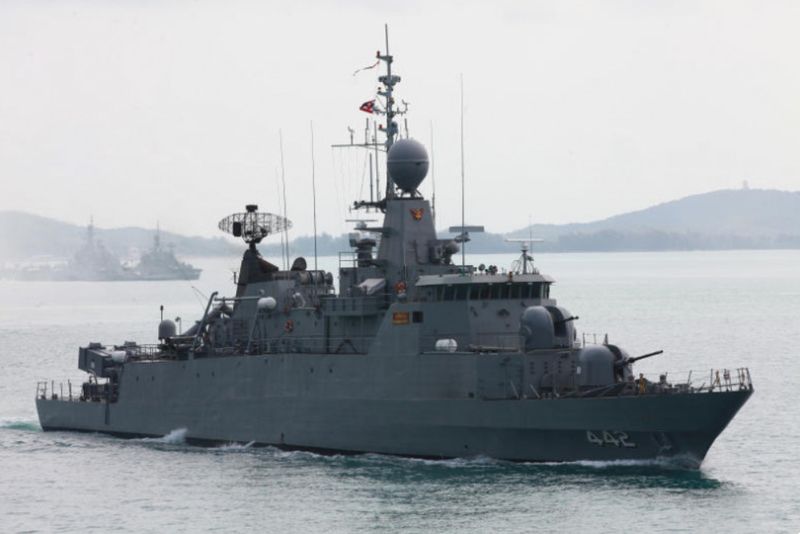 Die HTMS „Sukhothai“ ist im März vorletzten Jahres bei einer jährlichen Militärübung auf dem Marinestützpunkt Sattahip in Chon Buri zu sehen, als es Torpedos abfeuerte. Die Korvette sank am Sonntag. Die Joint United States Military Advisory Group Thailand (Jusmagthai) hat der Royal Thai Navy (RTN) eine zweite Warnung über Bergungsarbeiten an der in den USA gebauten HTMS Sukhothai übermittelt, die 2022 im Golf von Thailand gesunken ist.