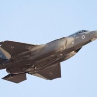 Nach den Angaben ihres Oberbefehlshabers will die Luftwaffe im nächsten Geschäftsjahr einen Antrag auf ein Budget von 19 Milliarden Baht für die Anschaffung neuer Kampfflugzeuge stellen. Bei diesen Jets könnte es sich möglicherweise um die US-amerikanische F-35 oder den schwedischen Gripen E/F handeln, sagte ACM Punpakdee Pattanakul gestern am Dienstag.