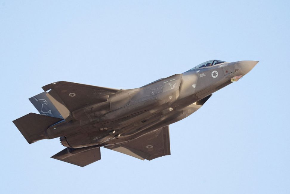 Nach den Angaben ihres Oberbefehlshabers will die Luftwaffe im nächsten Geschäftsjahr einen Antrag auf ein Budget von 19 Milliarden Baht für die Anschaffung neuer Kampfflugzeuge stellen. Bei diesen Jets könnte es sich möglicherweise um die US-amerikanische F-35 oder den schwedischen Gripen E/F handeln, sagte ACM Punpakdee Pattanakul gestern am Dienstag.