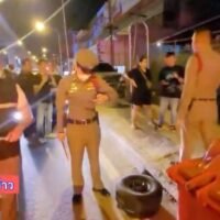 Nur 9 Tage nach dem Zwischenfall mit der Stromschiene der Pink Line gibt es schon wieder ein Einschienenbahn Unglück in Bangkok. Dabei löste sich ein Rad vom Zug der Yellow Line und trifft auf ein Taxi.