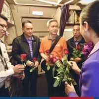 Zur Erinnerung an die vier letzten Flüge von Thai Smile nach Krabi, Khon Kaen, Chiang Rai und Hat Yai veranstaltete der Vorstand von Thai Airways unter der Leitung von Piyasvasti Amranand, dem Vorsitzenden des Schuldensanierungsverwalters der Fluggesellschaft, am Sonntag im Suvarnabhumi International Flughafen eine Abschiedsveranstaltung mit Passagieren.