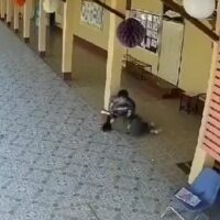 Ein Drogenabhängiger stellte sich der Polizei , nachdem er einen thailändischen Lehrer an einer Schule in der nördlichen Provinz Chiang Rai angegriffen hatte . Der Verdächtige behauptete, das Opfer habe ihn zuerst verletzt und er handelte daher in Notwehr.