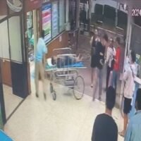 Sieben junge Menschen, darunter ein elfjähriger Junge, wurden wegen eines Messerangriffs auf einen 20-jährigen Motorradpassagier im Bezirk Sri Songkhram in der Provinz Nakhon Phanom festgenommen. Das Opfer überlebte, nachdem ihm ein Grenzpolizist zu Hilfe kam