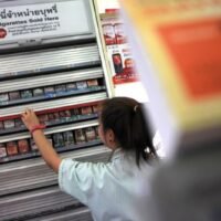 Die Verbrauchsteuerbehörde überlege, ob für Zigaretten ein einheitlicher Steuersatz oder eine gewichtsabhängige Abgabe erhoben werden solle, sagt Generaldirektorin Ekniti Nitithanprapas. Derzeit gilt für die Verbrauchsteuern auf Zigaretten ein zweistufiges System, das zur Entlastung von Geringverdienern eine Steuer von 25 % auf Zigarettenpackungen mit einem Einzelhandelspreis von bis zu 72 Baht und eine Steuer von 42 % für Packungen umfasst, die preislich höher als 72 Baht liegen.