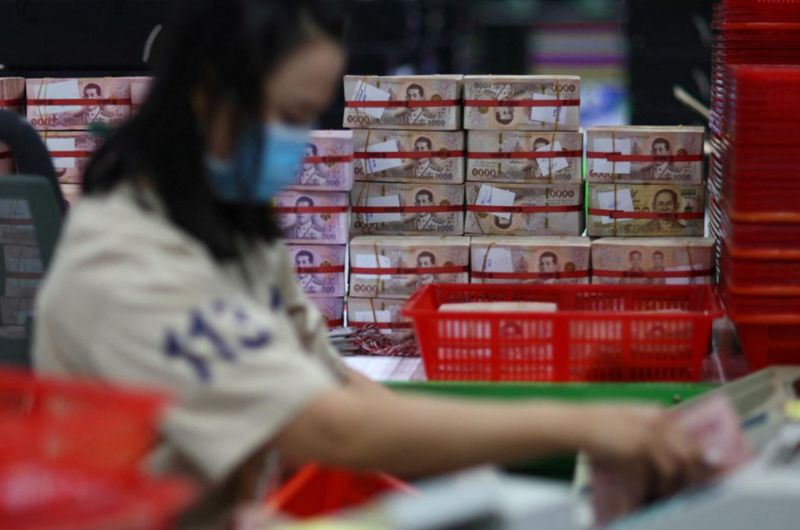 Der Baht könnte weiter abrutschen und 36 pro Dollar erreichen, wenn die später in dieser Woche veröffentlichten US-Wirtschaftsdaten auf eine robuste US-Wirtschaft und weitere Verzögerungen bei der Zinssenkung der Federal Reserve hinweisen, sagt das Kasikorn Research Center (K-Research).