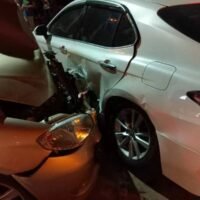 Heute früh kam es auf der Jomtien Beach Road in Pattaya zu einer schweren Autokarambolage, die von einer Thailänderin angestiftet wurde, die laut Polizei offenbar unter Alkoholeinfluss stand. Die chaotische Szene spielte sich heute gegen 2.30 Uhr morgens vor der Soi 8 ab, wobei sieben Autos schwer beschädigt wurden und den Verkehr blockierten. Der Rettungsdienst und die örtliche Polizei wurden umgehend entsandt, um die Situation zu bewältigen.