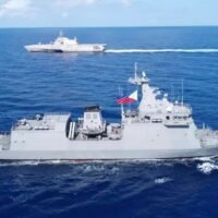 Ein von der philippinischen Küstenwache bereitgestelltes Handout-Foto zeigt mutmaßliche chinesische Milizschiffe, die sich im November 2023 in der Nähe des von den Philippinen beanspruchten Riffs namens Whitsun, vor Ort als Julian-Felipe-Riff bekannt, im umstrittenen Südchinesischen Meer aufhalten. Foto: AP und veröffentlicht von Taipei Times