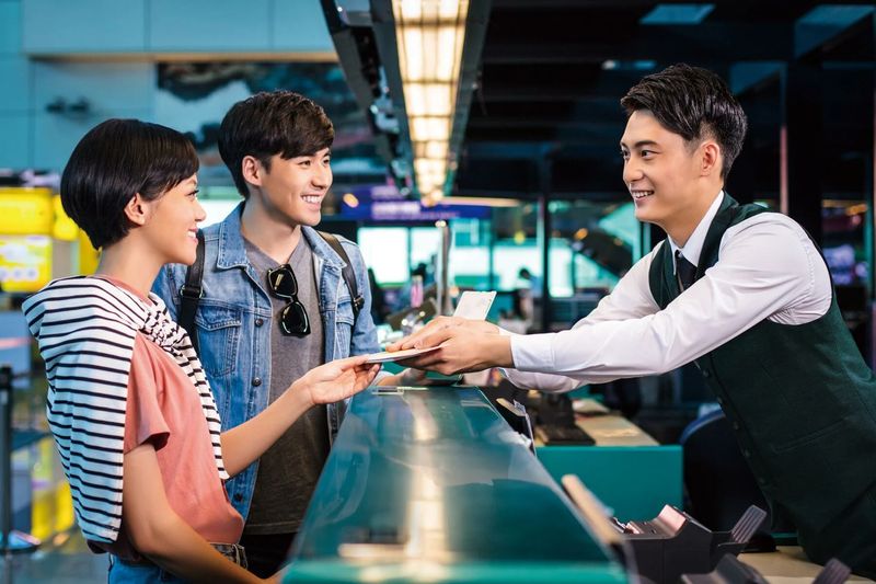 Der besondere Service für Passagiere der Premium Economy Class beginnt bereits vor dem Einsteigen in das Flugzeug. Einer der fantastischen Vorteile, die Sie genießen werden, sind die zahlreichen Privilegien beim Einchecken Ihres Gepäcks