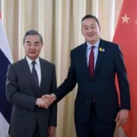 Selbst bei einer dauerhaften visumfreien Politik zwischen Thailand und China ist nicht mit einem sofortigen Anstieg der Flugticketpreise zu rechnen, da die Nachfrage allmählich anziehen wird, während sich die Sitzplatzkapazität noch nicht vollständig erholt hat. Hotels erwarten auch nicht, dass große Reisegruppen wie in der Vergangenheit nach Thailand strömen.