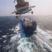 Präsident Joe Biden sagte gestern am Donnerstag, dass US-amerikanische und britische Streitkräfte im Rahmen einer „Verteidigungsmaßnahme“ nach Angriffen auf Schiffe im Roten Meer Luftangriffe gegen vom Iran unterstützte Huthi-Rebellen im Jemen gestartet hätten.