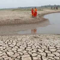 Die Provinz Nakhon Ratchasima ist mit einer schweren Dürrekrise konfrontiert , da mittelgroße Wasserreservoirs besorgniserregend gefüllt sind und nur noch weniger als die Hälfte ihrer Kapazität haben. Es wurde ein Stopp des Reisanbaus außerhalb der Saison angeordnet und es laufen dringende Gespräche, um die Wasserreserven während der diesjährigen Trockenzeit zu sichern.