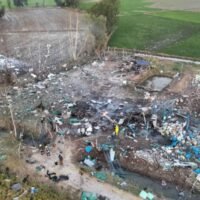 Die Behörden schätzen, dass die Feuerwerksfabrik in Suphan Buri vor der Explosion am Mittwochnachmittag möglicherweise mindestens 500 Kilogramm Sprengstoff auf ihrem Gelände gelagert hatte. Die Explosion ereignete sich gegen 15.30 Uhr im Dorf Moo 3 in der Gemeinde Salakhao im Bezirk Muang und tötete 23 Arbeiter auf der Stelle. Die Explosion verursachte auch Schäden an vier Häusern, die etwa 300 Meter von der Fabrik entfernt standen.