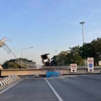Ein Muldenkipper, dessen Karosserie versehentlich angehoben wurde, stürzte am Sonntagmorgen über eine Fußgängerbrücke und blockierte eine Hauptstraße in Richtung Norden. Nach Angaben der Autobahnbehörde ereignete sich der Vorfall im Bezirk Muang gegen 7 Uhr morgens, als der Muldenkipper auf dem Highway 32 in der Gemeinde Chairi Richtung Norden fuhr.