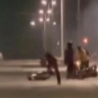 Eine Bande rücksichtsloser Jugendlicher hat auf den Straßen von Buriram, Thailand , Chaos angerichtet . Ein 13-jähriger Junge wurde verletzt , nachdem die Gruppe ihn im fließenden Verkehr verfolgt und angegriffen hatte. Dem Vorfall folgte eine Verspottung der Bande auf Facebook, in der sie ihr Opfer lächerlich machte. Nach dem Vorfall gestern Abend sucht die Polizei nun dringend nach den Tätern.