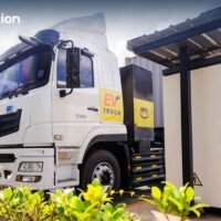 National Power Supply Plc (NPS) gab diese Woche bekannt, dass es plant, in diesem Jahr eine neue Flotte von 200 Elektro-Lkw mit Solarenergie auf den Markt zu bringen. Die Lkw werden zum Transport von Gütern für den Betrieb des Unternehmens eingesetzt. Die LKWs werden von NPS Solar, einer Tochtergesellschaft von NPS, hergestellt. Sie haben eine Reichweite von bis zu 200 Kilometern und können in etwa 2 Stunden vollständig aufgeladen werden.
