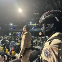 Thailands Vizepremierminister und Innenminister Anutin Charnvirakul will strengere Nachtclubvorschriften durchsetzen, nachdem am 7. Januar am frühen Morgen eine Razzia in einem Nachtclub in Pathum Thani stattgefunden hatte, bei der 489 Minderjährige festgenommen wurden . Der als Heaven Rangsit bekannte Veranstaltungsort wurde angeblich ohne die erforderliche Lizenz betrieben und beherbergte minderjährige Gäste. Die Polizei entdeckte außerdem geheime Ausgänge am Veranstaltungsort