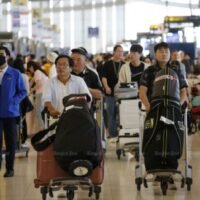 Passagiere befinden sich am 3. Januar am Flughafen Suvarnabhumi an. Flughäfen in Thailand (AoT) können in vielen Städten genutzt werden, beispielsweise bei Touristenattraktionen, Touristenzielen in China und Touristenattraktionen in China. 1. (Foto: Wichan Charoenkiatpakul)