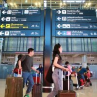 Anlegern wird empfohlen, nach und nach Reisebestände zu kaufen und zu akkumulieren, da die dauerhafte visumfreie Vereinbarung zwischen Thailand und China laut Analysten dazu führen könnte, dass die Zahl der chinesischen Besucher in diesem Jahr um 57 % steigt und die Gesamtzahl der ausländischen Ankünfte 33 Millionen erreicht. Ab dem 1. März sind für Staatsbürger Thailands und Chinas, die die beiden Länder besuchen, keine Visa mehr erforderlich.