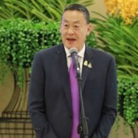 Premierminister Srettha Thavisin sagte gestern, Thailand dürfe niedrige Arbeitskosten nicht weiterhin als Anreiz für ausländische Investitionen nutzen und forderte die ASEAN-Länder auf, zusammenzuarbeiten, um ihre Mindestlöhne zu erhöhen. „Niedrige Arbeitskosten sollten nicht der Anreiz sein. Der Anziehungspunkt sollte saubere Energie, gute internationale Schulen, ein gutes öffentliches Gesundheitssystem, ein fairer Kapitalmarkt, keine Korruption und eine einfache Geschäftsabwicklung sein“, sagte Srettha während einer Podiumsdiskussion zum Thema „Lernen von ASEAN“ am Rande der World Wirtschaftsforum in Davos.