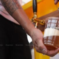 Die Senkung der Alkoholsteuer soll den Tourismus in Thailand ankurbeln. Die zuständigen Behörden gehen davon aus, dass die Verbrauchsteuerausfälle durch höhere Tourismusausgaben wieder ausgeglichen werden. Um den Tourismus anzukurbeln, hat das Kabinett Steuersenkungen für alkoholische Getränke beschlossen und auch die Weinpreise sollen deutlich sinken.