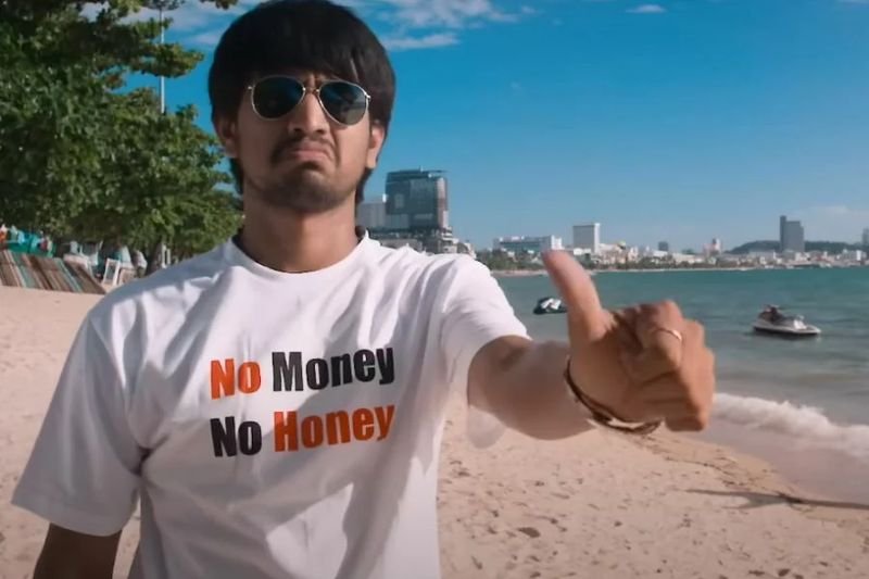 Thailändische TikToker kritisierten ein Lied einiger indischer Künstler und bezeichneten es als rassistisch, sexistisch und beleidigend gegenüber thailändischen Männern und Frauen. Das Lied „Bang Bang Bangkok“, gesungen von den indischen Künstlern Ranina Reddy, Rita und Devi Sri Prasad, dient als Filmsoundtrack zur indischen Liebeskomödie Kumari 21F aus dem Jahr 2015. Trotz seines Erscheinungsjahres hat der Song in der TikTok-Anwendung in letzter Zeit an Popularität gewonnen.