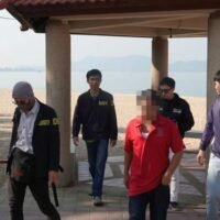 Ein Thailänder gab zu, dass er über Selbstmord nachdachte, bevor er sich an die Polizei wandte, nachdem er 50.000 Baht an einen Betrüger verloren hatte , der ihn mit einem expliziten Video erpresste. Das Opfer teilte der Police Cyber Taskforce (PCT) mit , dass er in den sozialen Medien eine Thailänderin getroffen habe, die behauptete, Lehrerin zu sein. Nach einer Zeit des Online-Gesprächs bat er sie, seine Freundin zu sein.