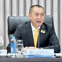 Eine einjährige Untersuchung des Menschenhandels unter der Leitung der thailändischen Nationalpolizei unter dem Kommando von Polizeigeneral Torsak Sukwimon und Pol. Generalleutnant Surachate „Big Joke“ Hakparn führte zur Verhaftung eines Mannes aus Bangladesch. Der Verdächtige, der 46-jährige Asraf, war in ein geheimes Menschenhandelsnetzwerk verwickelt und verlangte von jedem Einzelnen zwischen 100.000 und 150.000 Baht. Diese illegale Operation hat über 117 Millionen Baht eingebracht.