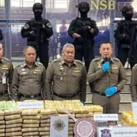 Im Rahmen der „Devil's Wing Operation 67/1“ wurde von der Polizei ein Transnationaler Drogenboss und sein Finanzchef verhaftet. 34 Vermögenswerte, darunter ein Haus, vier Grundstücke, Autos, Goldschmuck und Schusswaffen im Wert von 105 Millionen Baht, wurden beschlagnahmt , sagte die Zeitung Thai Rath am Donnerstag (4. Januar).
