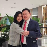 Nachdem der frühere Premierminister Thaksin Shinawatra nach 15 Jahren selbständiger Verbannung ins Gefängnis zurückkehrte und es schaffte, die letzten vier Monate im Krankenhaus zu verbringen, fragen sich viele Menschen, ob seine Schwester Yingluck diesem Beispiel folgen wird.