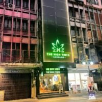 Wenn Sie in Bangkok waren, sind Ihnen sicherlich die vielen unkrautförmigen Schilder überall in der Stadt aufgefallen. Obwohl die Cannabisindustrie in der thailändischen Hauptstadt floriert, sind nicht alle Apotheken gleich. In diesem schnell wachsenden Markt gibt es eine Apotheke, die sich durch überraschend günstige Preise für Cannabis von der Masse abhebt – High Times Thailand.