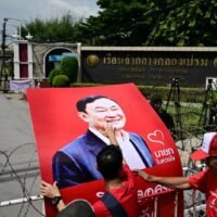 Seit der verurteilte ehemalige Premierminister Thaksin Shinawatra am 22. August letzten Jahres mit einem Privatjet in sein Heimatland zurückgekehrt ist, hat die thailändische Öffentlichkeit nur einen kurzen Blick auf ihn. Von diesem Zeitpunkt an ist sein Wohlergehen ein Rätsel, nicht weil er zu einer Gefängnisstrafe geschickt wurde, sondern weil er seit dem Tag seiner Rückkehr im Police General Hospital verschwand. Dies hat einen öffentlichen Aufschrei ausgelöst.
