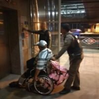 Zwei Polizisten der Polizeistation Bang Bua Thong in der Provinz Nonthaburi erhielten von hochrangigen Beamten Anerkennung dafür, dass sie einem behinderten Mann im Rollstuhl geholfen hatten, die BTS zu erreichen.