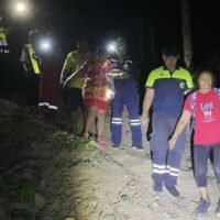 Zwei weibliche Touristen , die sich bei Einbruch der Dunkelheit in der Nähe von Laem Krating verirrt hatten , wurden gestern Abend (21. Januar) vom Rettungsteam der Gemeinde Rawai ausfindig gemacht und in Sicherheit gebracht.