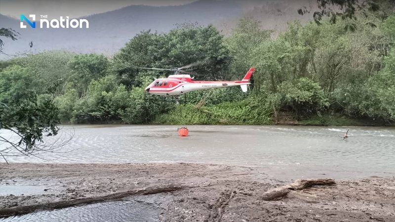 Am Montag flogen sie mehrere Einsätze, um Wasser aus dem Stausee Huay Sapaed im benachbarten Bezirk Chom Thong zu schöpfen, wobei sie die Lasten an den vordringenden Rändern von Bränden abwarfen, die von trockenen Blättern und Ästen im Ob Luang Park gespeist wurden.