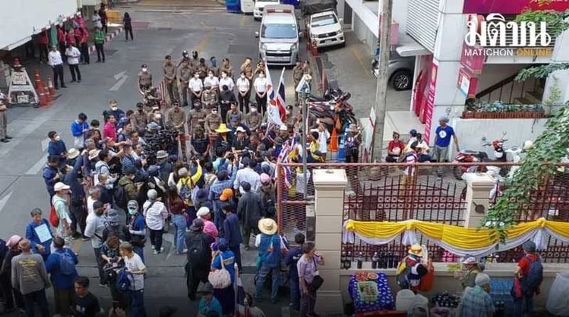 Ein dutzend politischer Aktivisten demonstrierten gestern (14. Februar) vor dem Polizeikrankenhaus aus verzweifeltem Protest gegen die bevorstehende Freilassung auf Bewährung des faktischen Pheu-Thai-Chefs und Sträflings Thaksin Shinawatra.
