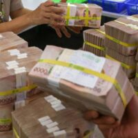 Der Baht hat in diesem Jahr bisher 5,5 % an Wert verloren und liegt damit hinter dem Yen an zweiter Stelle unter seinen regionalen Konkurrenten. Der Baht könnte später in diesem Jahr auf 37 pro Dollar abrutschen, da eine schwächelnde thailändische Wirtschaft und eine Verzögerung der US-Zinssenkungen die thailändische Währung unter Druck setzen, sagt das Kasikorn Research Center (K-Research).