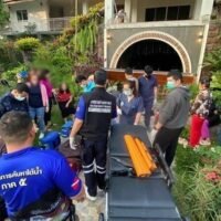 Heute um 7.30 Uhr ereignete sich in einem beliebten Ferienort in Chiang Mai , Thailand , ein tragischer Vorfall, bei dem ein neu errichteter Balkon einstürzte und mehrere Teilnehmer eines Seminars inmitten von Chaos und Schmerzensschreien verletzt zurückblieben