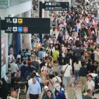 Der vierteljährliche Tourismusindex des Tourism Council of Thailand ( TCT ) hat für das vierte Quartal 2023 ein niedrigeres als normales Vertrauensniveau gemeldet , was auf Bedenken der Betreiber hinsichtlich der Gefahr einer Deflation und einer verzögerten Auszahlung des Haushaltsplans hinweist. Der thailändische Tourismusindex erreichte im letzten Quartal des Jahres einen Wert von 77, wobei 100 der Durchschnitt ist