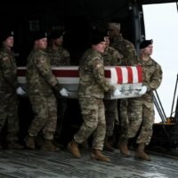 Das US-Militär startete gestern am Freitag einen Luftangriff auf Dutzende Standorte im Irak und in Syrien, die von vom Iran unterstützten Milizen und den iranischen Revolutionsgarden genutzt werden. Dies war die erste Vergeltungssalve für den Drohnenangriff, bei dem am vergangenen Wochenende drei US-Soldaten in Jordanien getötet wurden.