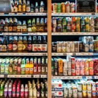 Die thailändische Regierung erwägt die Aufhebung des Alkoholverkaufsverbots am Nachmittag, um die Tourismusbranche anzukurbeln. Gesundheitsminister Cholnan Srikaew plant, den Alkoholkontrollausschuss der Regierung zu bitten, den Appell der Thai Alcohol Beverage Business Association (TABBA) zu erörtern, die Regelung aufzuheben, die den Alkoholverkauf zwischen 14 und 17 Uhr einschränkt.