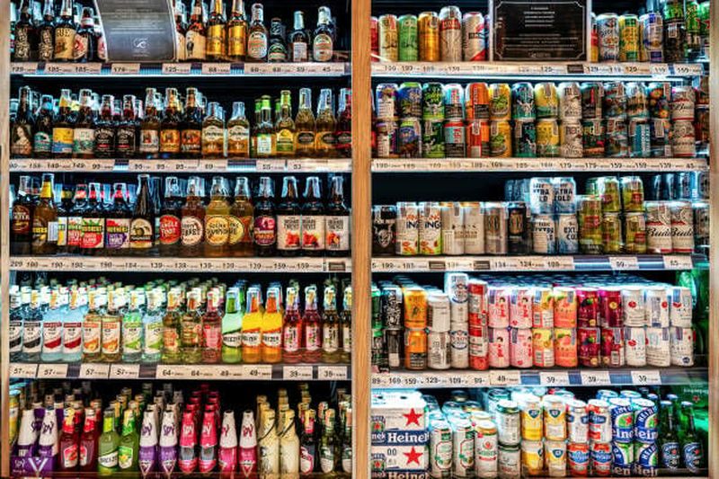 Die thailändische Regierung erwägt die Aufhebung des Alkoholverkaufsverbots am Nachmittag, um die Tourismusbranche anzukurbeln. Gesundheitsminister Cholnan Srikaew plant, den Alkoholkontrollausschuss der Regierung zu bitten, den Appell der Thai Alcohol Beverage Business Association (TABBA) zu erörtern, die Regelung aufzuheben, die den Alkoholverkauf zwischen 14 und 17 Uhr einschränkt.