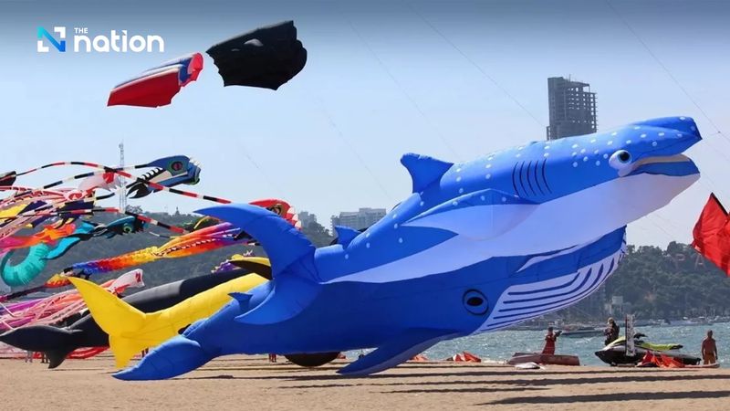 Das jährliche internationale Drachenfestival von Pattaya City begann am Donnerstag mit mehr als 1.000 farbenfrohen aufblasbaren Drachen und mehreren professionellen Drachenfliegern aus 10 Ländern.
Pattaya International Kite on the Beach 2024 findet bis zum 26. Februar auf einem mehr als einen Kilometer langen Strandabschnitt von Pattaya in der Provinz Chonburi statt.