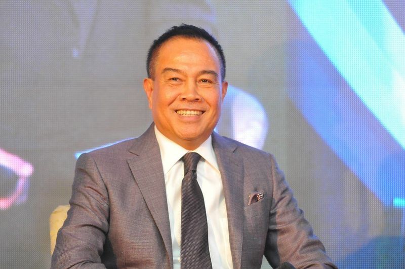 Das Büro des Generalstaatsanwalts (AGO) reichte eine Klage gegen den ehemaligen Kommissar der Royal Thai Police (RTP), Somyot Poompanmoung, und sieben weitere relevante politische oder juristische Persönlichkeiten ein, weil sie angeblich die Strafen des Fahrerfluchtverdächtigen Vorayuth „Boss“ Yoovidhya, besser bekannt als der Red Bull Erbe herabgesetzt hatten.