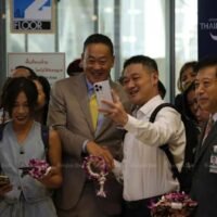 Ein chinesischer Tourist macht ein Selfie mit Premierministerin Srettha Thavisin (Mitte) während einer Begrüßungszeremonie der ersten Gruppe chinesischer Touristen im Rahmen eines visumfreien Einreiseprogramms am Flughafen Suvarnabhumi am 25. September 2023.