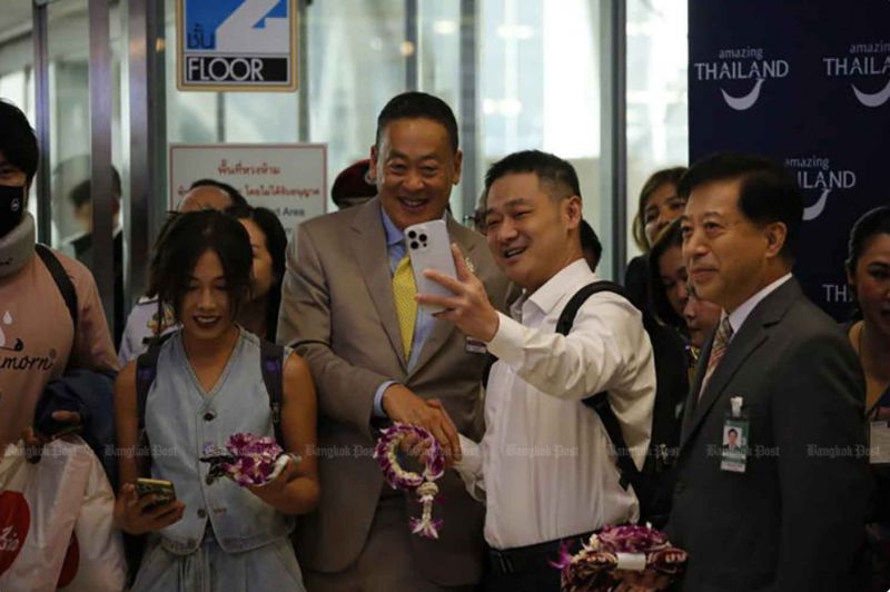 Ein chinesischer Tourist macht ein Selfie mit Premierministerin Srettha Thavisin (Mitte) während einer Begrüßungszeremonie der ersten Gruppe chinesischer Touristen im Rahmen eines visumfreien Einreiseprogramms am Flughafen Suvarnabhumi am 25. September 2023.